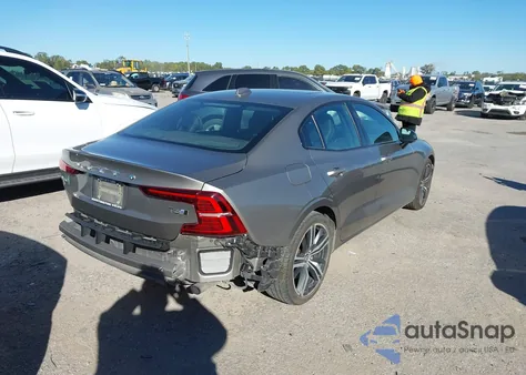 2019 Volvo S60 T6 R-Design из США, поврежденный, VIN 7JRA22TM1KG003428